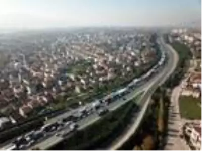 TEM'de TIR orta şeritte duran otomobile çarptı: 1 ölü TEM'de TIR orta şeritte duran otomobile çarptı: 1 ölü