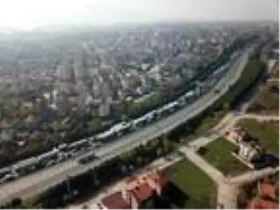 TEM'de TIR orta şeritte duran otomobile çarptı: 1 ölü TEM'de TIR orta şeritte duran otomobile çarptı: 1 ölü