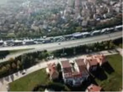 TEM'de TIR orta şeritte duran otomobile çarptı: 1 ölü TEM'de TIR orta şeritte duran otomobile çarptı: 1 ölü