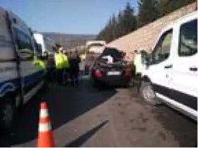 TEM Otoyolu'nda zincirleme kaza: 1'i bebek, 4 yaralı TEM Otoyolu'nda zincirleme kaza: 1'i bebek, 4 yaralı