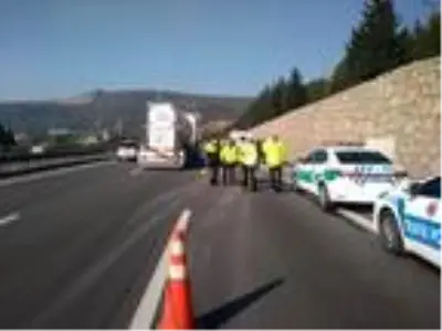 TEM Otoyolu'nda zincirleme kaza: 1'i bebek, 4 yaralı TEM Otoyolu'nda zincirleme kaza: 1'i bebek, 4 yaralı