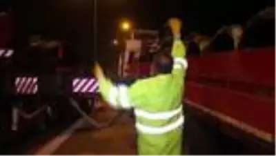 Tır ile kamyon çarpıştı: 2 yaralı Tır ile kamyon çarpıştı: 2 yaralı