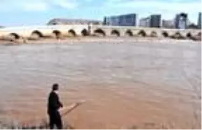 Türkiye'nin en uzun nehri Kızılırmak'ta su seviyesi azaldı Türkiye'nin en uzun nehri Kızılırmak'ta su seviyesi azaldı