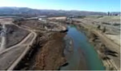 Türkiye'nin en uzun nehri Kızılırmak'ta su seviyesi azaldı Türkiye'nin en uzun nehri Kızılırmak'ta su seviyesi azaldı