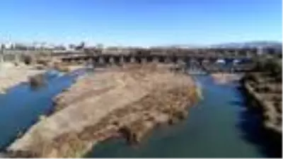 Türkiye'nin en uzun nehri Kızılırmak'ta su seviyesi azaldı Türkiye'nin en uzun nehri Kızılırmak'ta su seviyesi azaldı