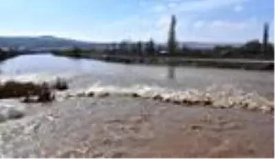 Türkiye'nin en uzun nehri Kızılırmak'ta su seviyesi azaldı Türkiye'nin en uzun nehri Kızılırmak'ta su seviyesi azaldı