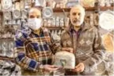 Üretim sırrını çözemedikleri 500 yıllık sandığı, 1500 liraya satışa çıkardılar Üretim sırrını çözemedikleri 500 yıllık sandığı, 1500 liraya satışa çıkardılar