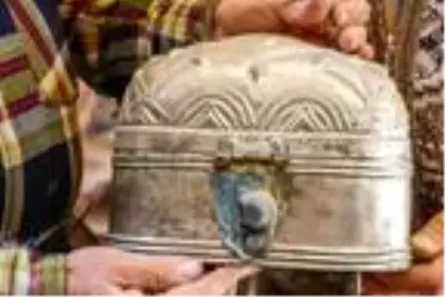 Üretim sırrını çözemedikleri 500 yıllık sandığı, 1500 liraya satışa çıkardılar Üretim sırrını çözemedikleri 500 yıllık sandığı, 1500 liraya satışa çıkardılar