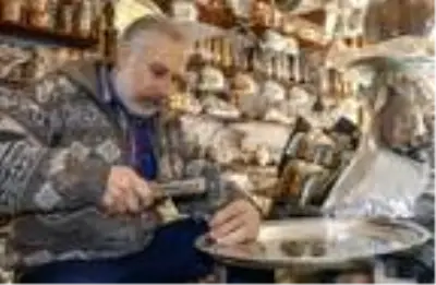 Üretim sırrını çözemedikleri 500 yıllık sandığı, 1500 liraya satışa çıkardılar Üretim sırrını çözemedikleri 500 yıllık sandığı, 1500 liraya satışa çıkardılar