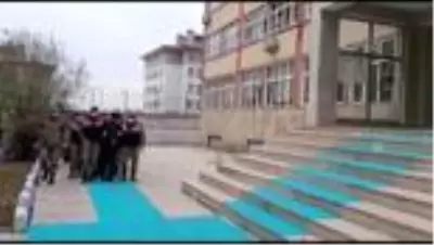 Son dakika haberleri... Uyuşturucu ve silah kaçakçılığı yaptığı iddia edilen 10 zanlı tutuklandı Son dakika haberleri... Uyuşturucu ve silah kaçakçılığı yaptığı iddia edilen 10 zanlı tutuklandı