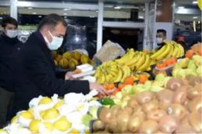 Vali Akbıyık manav alışverişini kendisi yaptı Vali Akbıyık manav alışverişini kendisi yaptı