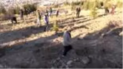 Vefat eden ve yeni doğanlar için dikilen fidanlara can suyu Vefat eden ve yeni doğanlar için dikilen fidanlara can suyu