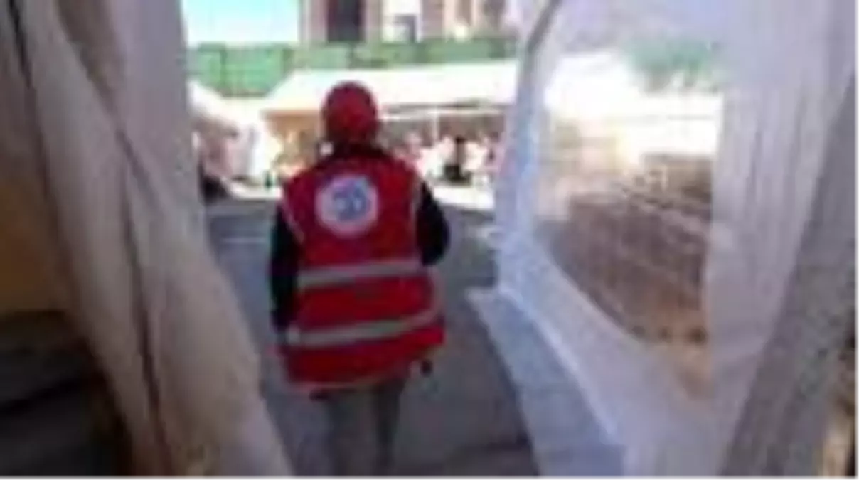 Yabancı öğrenciler, İzmir depremi sonrası Türk Kızılay gönüllüsü oldu