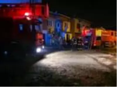 Yangına müdahale eden itfaiye eri çatıdan düştü Yangına müdahale eden itfaiye eri çatıdan düştü