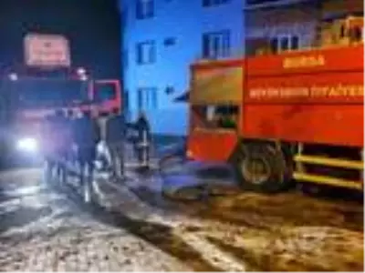 Yangına müdahale eden itfaiye eri çatıdan düştü Yangına müdahale eden itfaiye eri çatıdan düştü