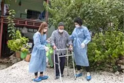 Yatalak Hasan amca, evde sağlık ve bakım ekiplerinin desteğiyle yeniden yürümeye başladı Yatalak Hasan amca, evde sağlık ve bakım ekiplerinin desteğiyle yeniden yürümeye başladı