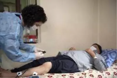 Yatalak Hasan amca, evde sağlık ve bakım ekiplerinin desteğiyle yeniden yürümeye başladı Yatalak Hasan amca, evde sağlık ve bakım ekiplerinin desteğiyle yeniden yürümeye başladı