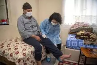 Yatalak Hasan amca, evde sağlık ve bakım ekiplerinin desteğiyle yeniden yürümeye başladı Yatalak Hasan amca, evde sağlık ve bakım ekiplerinin desteğiyle yeniden yürümeye başladı