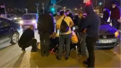 Yolun karşısına geçmeye çalışan kadınlara otomobil çarptı: 2 yaralı Yolun karşısına geçmeye çalışan kadınlara otomobil çarptı: 2 yaralı