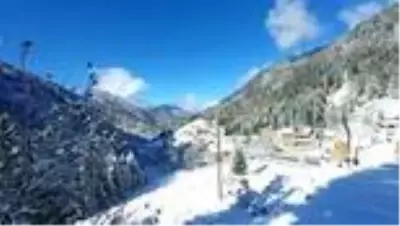 Yüksek kesimlerde kar yağışı etkili oluyor Yüksek kesimlerde kar yağışı etkili oluyor