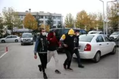 106 adet sentetik uyuşturucu hapla yakalanan 4 kişi adliyeye çıkarıldı 106 adet sentetik uyuşturucu hapla yakalanan 4 kişi adliyeye çıkarıldı