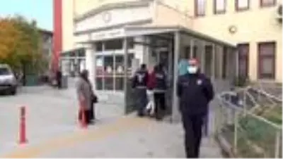 106 adet sentetik uyuşturucu hapla yakalanan 4 kişi adliyeye çıkarıldı 106 adet sentetik uyuşturucu hapla yakalanan 4 kişi adliyeye çıkarıldı