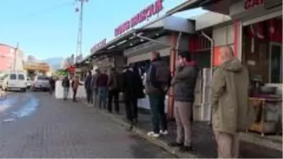 15 liradan satılan hamsinin kilosunun 3 TL'ye düştüğünü duyunca balıkçıya akın ettiler 15 liradan satılan hamsinin kilosunun 3 TL'ye düştüğünü duyunca balıkçıya akın ettiler
