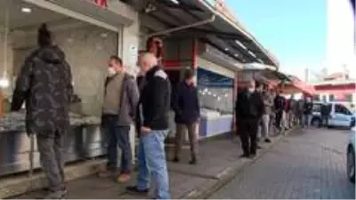 15 liradan satılan hamsinin kilosunun 3 TL'ye düştüğünü duyunca balıkçıya akın ettiler 15 liradan satılan hamsinin kilosunun 3 TL'ye düştüğünü duyunca balıkçıya akın ettiler
