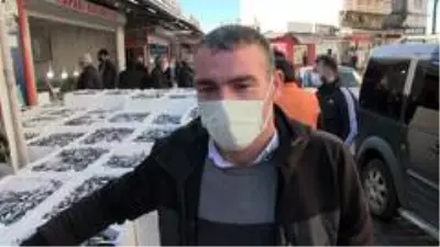 15 liradan satılan hamsinin kilosunun 3 TL'ye düştüğünü duyunca balıkçıya akın ettiler 15 liradan satılan hamsinin kilosunun 3 TL'ye düştüğünü duyunca balıkçıya akın ettiler