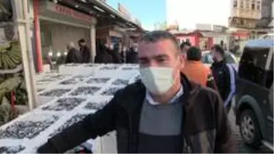 15 liradan satılan hamsinin kilosunun 3 TL'ye düştüğünü duyunca balıkçıya akın ettiler 15 liradan satılan hamsinin kilosunun 3 TL'ye düştüğünü duyunca balıkçıya akın ettiler