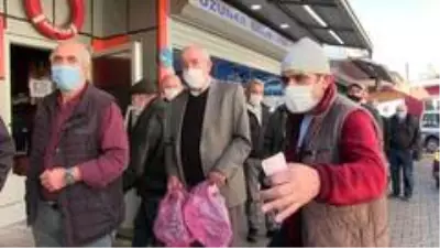 15 liradan satılan hamsinin kilosunun 3 TL'ye düştüğünü duyunca balıkçıya akın ettiler 15 liradan satılan hamsinin kilosunun 3 TL'ye düştüğünü duyunca balıkçıya akın ettiler