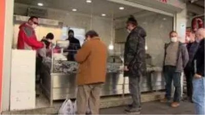 15 liradan satılan hamsinin kilosunun 3 TL'ye düştüğünü duyunca balıkçıya akın ettiler 15 liradan satılan hamsinin kilosunun 3 TL'ye düştüğünü duyunca balıkçıya akın ettiler