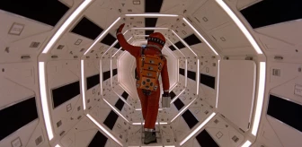 2001 A Space Odyssey konusu nedir? 2001 Bir Uzay Destanı film çözümlemesi, metaforları | 2001 A Space Odyssey yönetmeni kimdir?