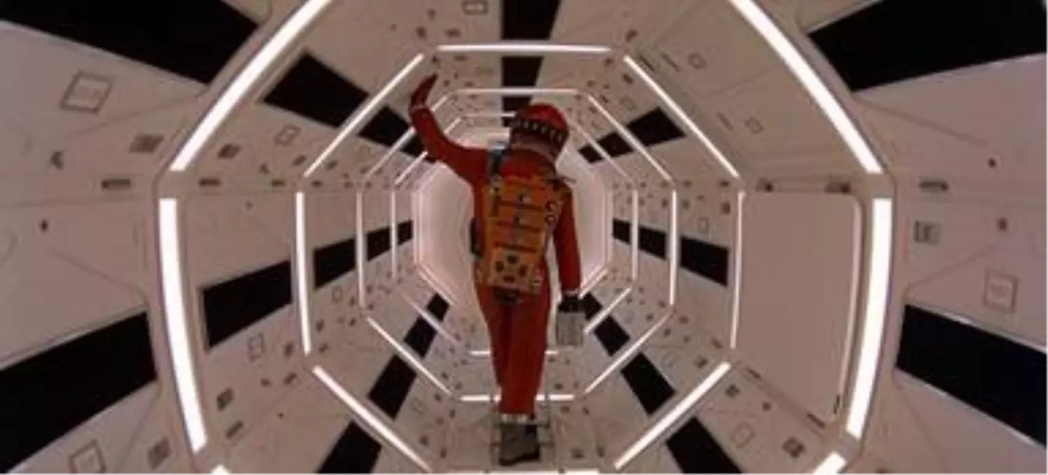 2001 A Space Odyssey konusu nedir? 2001 Bir Uzay Destanı film çözümlemesi, metaforları | 2001 A Space Odyssey yönetmeni kimdir?