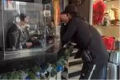 300 bin Euro'yu takside unutan turist 300 bin Euro'yu takside unutan turist