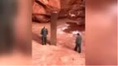 ABD'de çölde keşfedilen gizemli metal blok paniğe neden oldu ABD'de çölde keşfedilen gizemli metal blok paniğe neden oldu