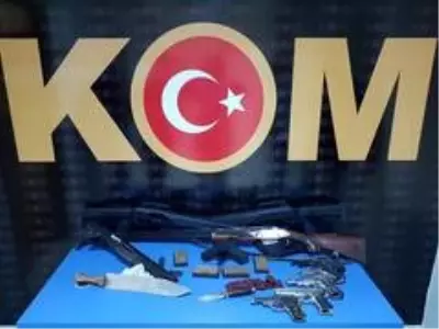 Adana'da silah ve mühimmat kaçakçılığı operasyonu: 3 gözaltı Adana'da silah ve mühimmat kaçakçılığı operasyonu: 3 gözaltı