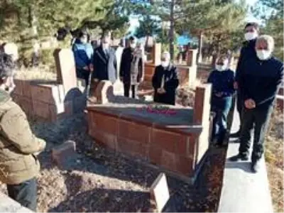 Ahlat'ta vefat etmiş öğretmenlerin kabirleri ziyaret edildi Ahlat'ta vefat etmiş öğretmenlerin kabirleri ziyaret edildi