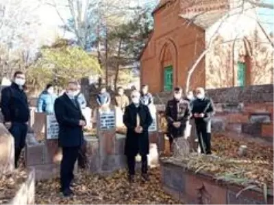 Ahlat'ta vefat etmiş öğretmenlerin kabirleri ziyaret edildi Ahlat'ta vefat etmiş öğretmenlerin kabirleri ziyaret edildi