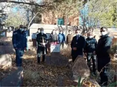 Ahlat'ta vefat etmiş öğretmenlerin kabirleri ziyaret edildi Ahlat'ta vefat etmiş öğretmenlerin kabirleri ziyaret edildi