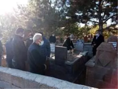 Ahlat'ta vefat etmiş öğretmenlerin kabirleri ziyaret edildi Ahlat'ta vefat etmiş öğretmenlerin kabirleri ziyaret edildi