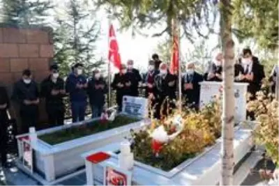 Son dakika: Ahlatlı şehitler şehadetlerinin yıldönümünde kabirleri başında anıldı Son dakika: Ahlatlı şehitler şehadetlerinin yıldönümünde kabirleri başında anıldı
