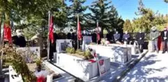 Bitlis: Son dakika: Ahlatlı şehitler şehadetlerinin yıldönümünde kabirleri başında anıldı Bitlis: Son dakika: Ahlatlı şehitler şehadetlerinin yıldönümünde kabirleri başında anıldı