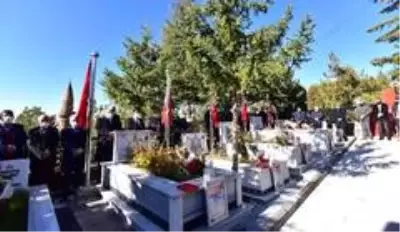 Son dakika: Ahlatlı şehitler şehadetlerinin yıldönümünde kabirleri başında anıldı Son dakika: Ahlatlı şehitler şehadetlerinin yıldönümünde kabirleri başında anıldı
