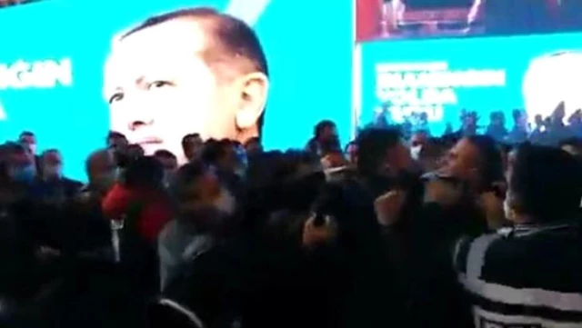 AK Parti kongresinde yumruklu kavga! Polis ekipleri iki grubu zor ayırdı