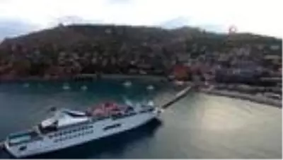 Antalya'da 3 dil bilen muhtar 40 milletten 15 bin yabancıya hizmet ediyor Antalya'da 3 dil bilen muhtar 40 milletten 15 bin yabancıya hizmet ediyor