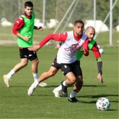 Antalyaspor'un kırmızı kartlarla başı dertte Antalyaspor'un kırmızı kartlarla başı dertte