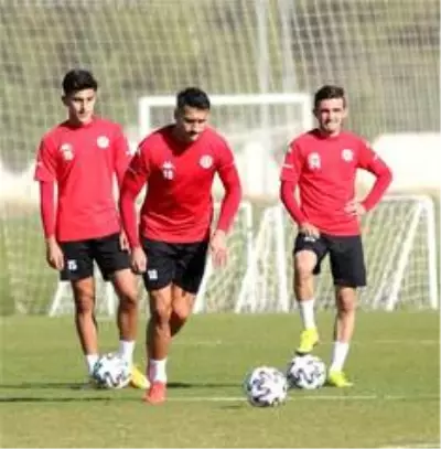 Antalyaspor'un kırmızı kartlarla başı dertte Antalyaspor'un kırmızı kartlarla başı dertte