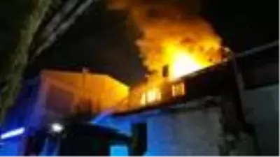 Apartmanın en üst katında yangın çıktı, yatağa bağımlı kadın son anda kurtarıldı Apartmanın en üst katında yangın çıktı, yatağa bağımlı kadın son anda kurtarıldı