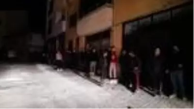 Apartmanın en üst katında yangın çıktı, yatağa bağımlı kadın son anda kurtarıldı Apartmanın en üst katında yangın çıktı, yatağa bağımlı kadın son anda kurtarıldı